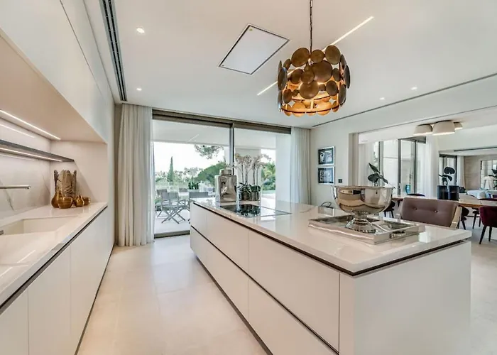 Villa La 5 Bedroom In Sierra Blanca, Marbella