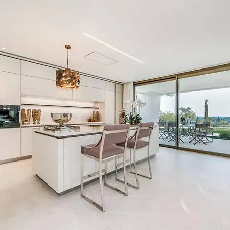 La 5 Bedroom In Sierra Blanca, Марбелья