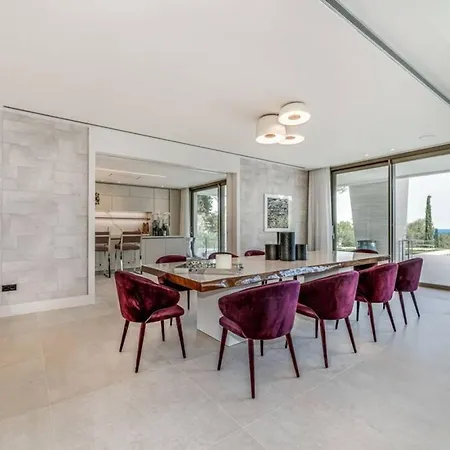 La 5 Bedroom In Sierra Blanca, 마르베야