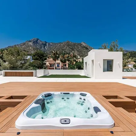 La 5 Bedroom In Sierra Blanca, 마르베야