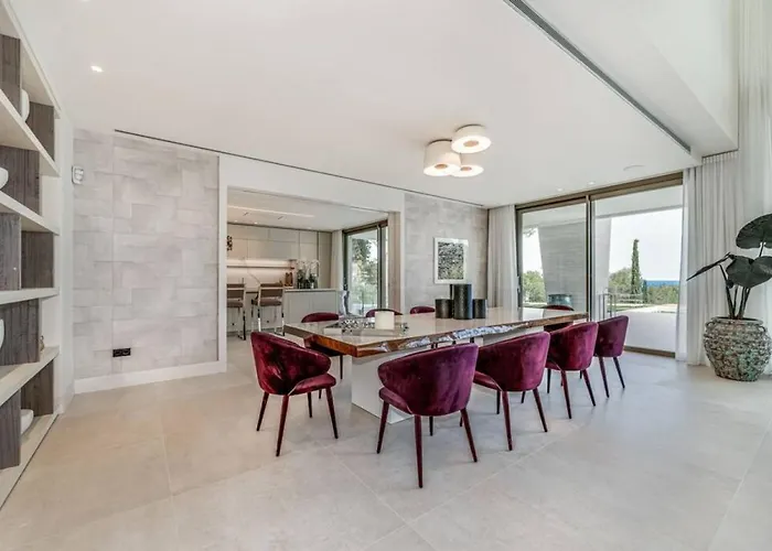 La 5 Bedroom In Sierra Blanca, Marbella