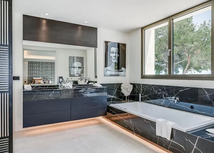 La 5 Bedroom In Sierra Blanca, Marbella